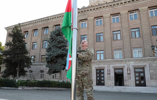 Над колишньою «столицею» Карабаха Алієв підняв прапор Азербайджану