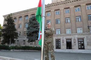 Над бывшей «столицей» Карабаха Алиев поднял флаг Азербайджана