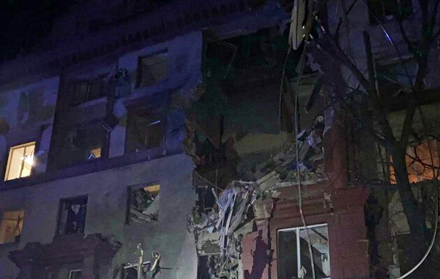 Росіяни влучили ракетою у будинок в Запоріжжі, загинула людина