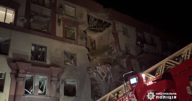 Удар по Запорожью: Нацполиция показала видео спасения человека из-под завалов