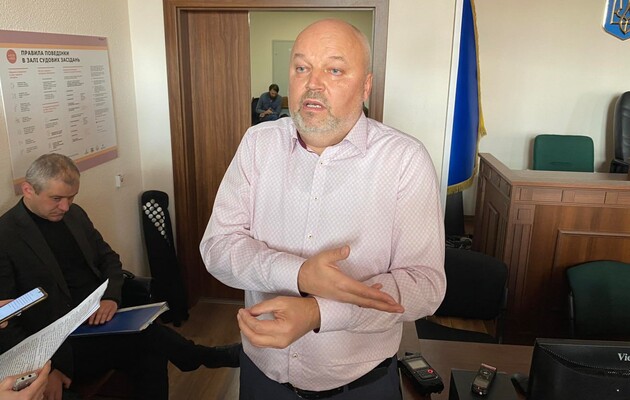 Суддя Сергій Дячук пояснює журналістам рішення суду у справі про розстріли на вулиці Інститутській 20 лютого 2014 року