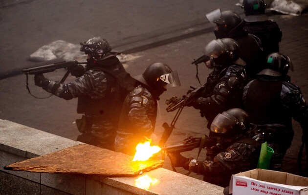 Спецназовцы ведут огонь по майдановцам. Киев. 20 февраля 2014 года