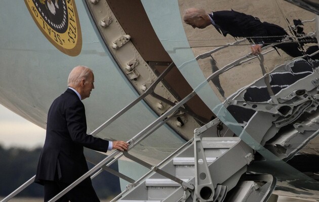 Байден поднимается на борт самолета, чтобы лететь в Израиль, 17 октября
