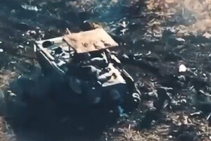 Российская БМП-2 переехала троих солдат, разворачиваясь на поле боя