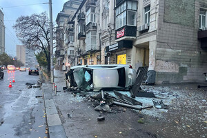 В Киеве водитель въехал в людей на остановке