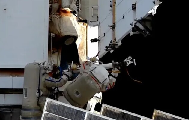 Российские космонавты столкнулись с токсической «каплей» во время выхода в космос