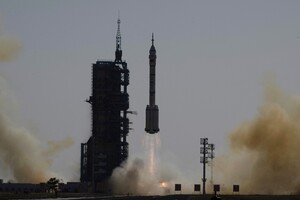 Китай запустив корабель «Шеньчжоу-17» на орбіту: три астронавти прибули на космічну станцію країни