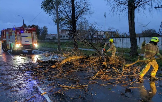 Из-за непогоды в Украине погибли уже четыре человека, три области страдают больше всего
