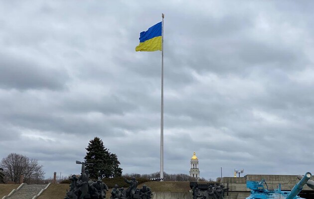 Непогода в Киеве повредила самый большой флаг Украины