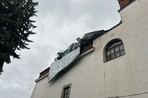 В Ровенской области ураган частично повредил крышу Дубенского замка