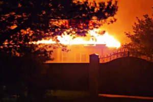 В районе нефтеперерабатывающего завода в Краснодарском крае РФ прогремел мощный взрыв и возник пожар