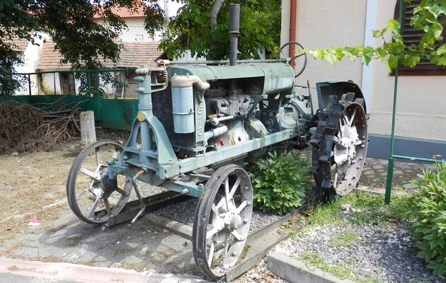 Пам'ятник трактору у селі Яноші на Закарпатті