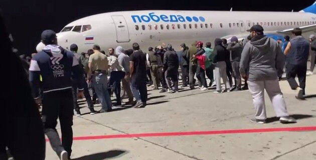 Толпа штурмовала аэропорт в Дагестане из-за самолета из Израиля – СМИ