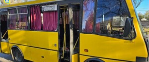 В Херсоні під обстріл потрапила маршрутка, є поранені