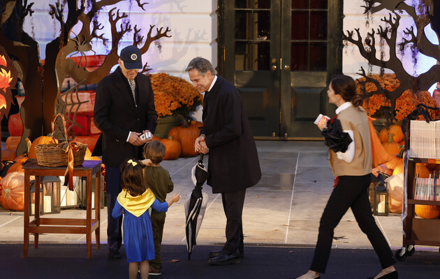 В Белом доме отпраздновали Хэллоуин: Блинкен одел сына в костюм Зеленского, а дочь — в цвета украинского флага