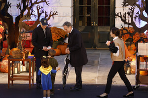 В Белом доме отпраздновали Хэллоуин: Блинкен одел сына в костюм Зеленского, а дочь — в цвета украинского флага