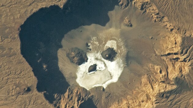 Астронавт зробив фотографію страшного «черепа» у Сахарі
