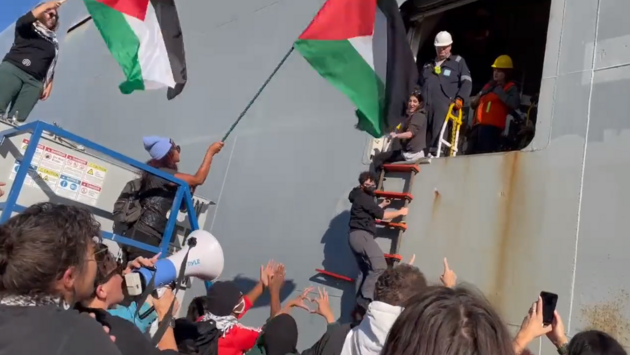 Пропалестинские митингующие заблокировали военный корабль США и обвинили Байдена в геноциде
