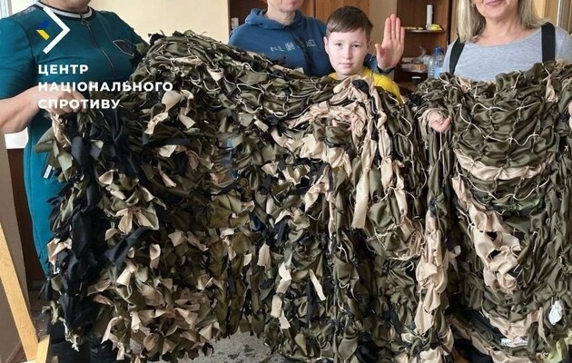 Окупанти змушують українських дітей плести маскувальні сітки