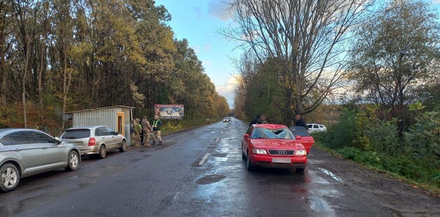 На Закарпатті водій “Audi” збив прикордонника на блокпості