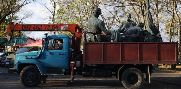 Во Львове демонтировали три советские скульптуры с Холма славы