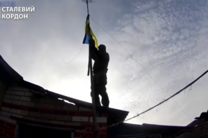 Серая зона: В Тополях Харьковской области подняли украинский флаг 