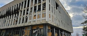 Окупанти вдарили по обласній бібліотеці в Херсоні, спалахнула пожежа