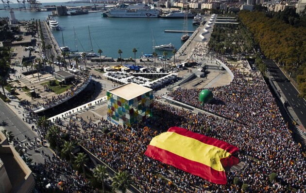 Десятки тысяч человек по всей Испании вышли на протесты против соглашения премьера с сепаратистами