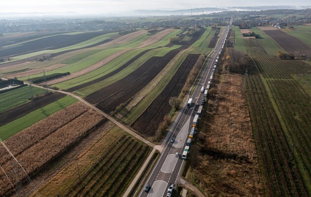 На заблокованих польськими перевізниками пунктах пропуску черги на в'їзд в Україну: від 500 до 1300 вантажівок