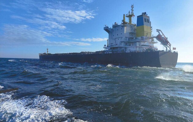 При выходе из украинского порта судно с зерном повредила мина – Reuters