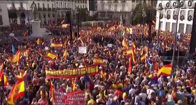 В Мадриде 170 тысяч человек вышли на митинг после того, как Санчес принял присягу премьера
