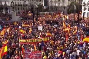 В Мадриде 170 тысяч человек вышли на митинг после того, как Санчес принял присягу премьера