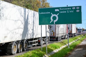 Польские перевозчики блокируют также на границе гуманитарные грузы