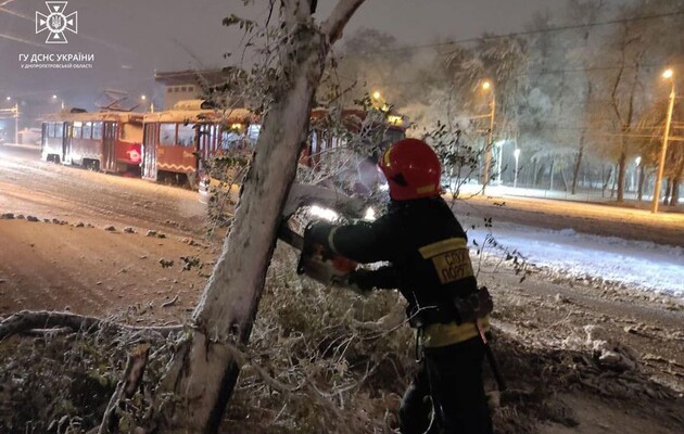 20 сантиметрів снігу та повалені дерева – частину України накрила негода