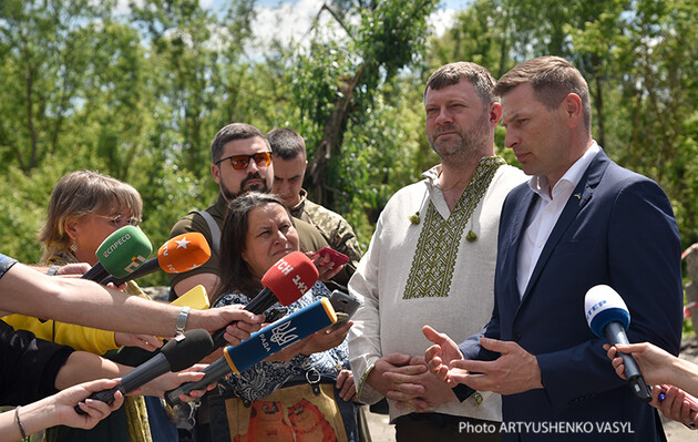 Ханно Певкур во время своего визита в Украину