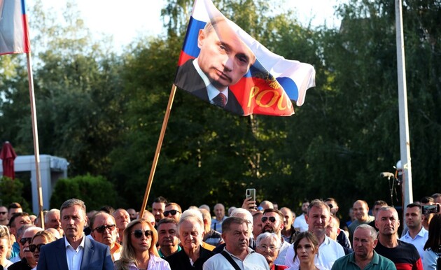 Боснийские сербы размахивают флагом с изображением Владимира Путина во время акции протеста после предъявления прокуратурой БиГ обвинения Милораду Додику. Восточное Сараево, 1 сентября 2023 года.