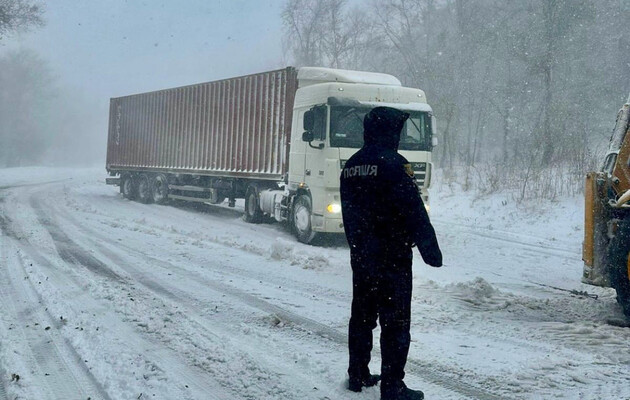 Негода надвигается на Киев, въезд грузовиков в город остановят