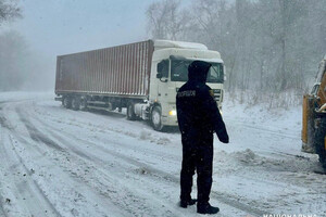 Негода надвигается на Киев, въезд грузовиков в город остановят