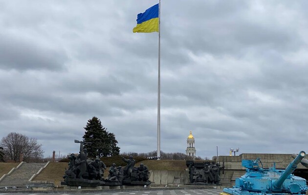 У Києві шквальний вітер розірвав найбільший прапор країни