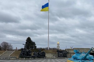 В Киеве шквальный ветер разорвал самый большой флаг страны