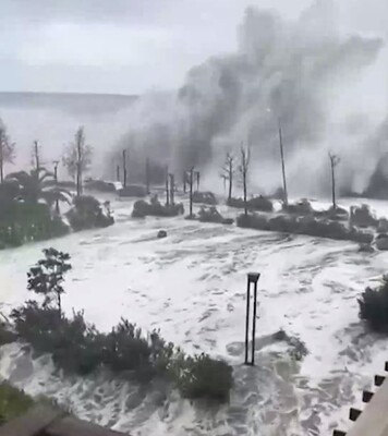 Юг России смывает водой, а Москву засыпало снегом: Видео последствий непогоды