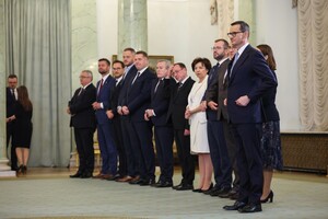 Новые власти Польши высмеивают «временное» правительство Моравецкого, сравнивая его каденцию с жизнью комнатной мухи