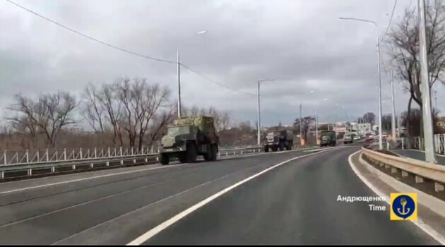 Армія РФ перекидає великі колони військової техніки у напрямку Новоазовська