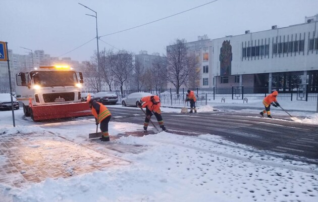 Сьогодні в Україні знову очікують мокрий сніг, а на дорогах ожеледицю