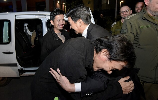 Глава МИД Таиланда расплакался во время встречи освобожденных из плена ХАМАС тайских граждан