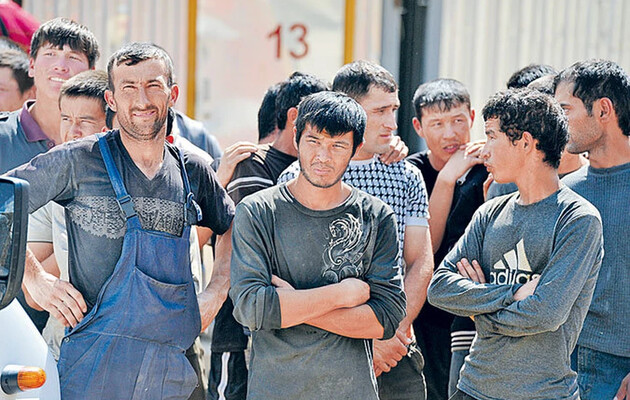 Влада РФ завезла на окуповані території України понад 100 тисяч мігрантів з Центральної Азії