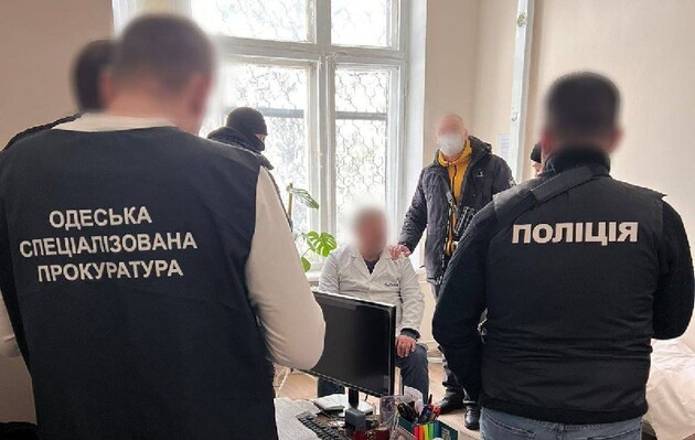 На Одещині затримали лікаря, який виготовляв фіктивні документи для звільнення військових зі служби