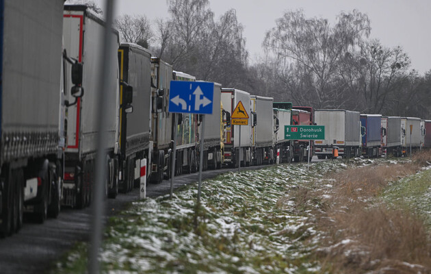 Словацькі перевізники знову почали блокувати в’їзд вантажівок в Україну