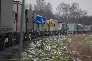 Словацькі перевізники знову почали блокувати в’їзд вантажівок в Україну