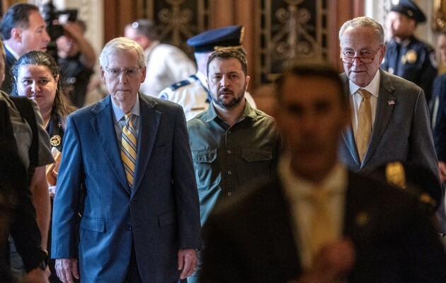 Республіканець МакКоннелл (ліворуч) та демократ Шумер (праворуч) зараз уособлюють боротьбу в Конгресі навколо допомоги Україні